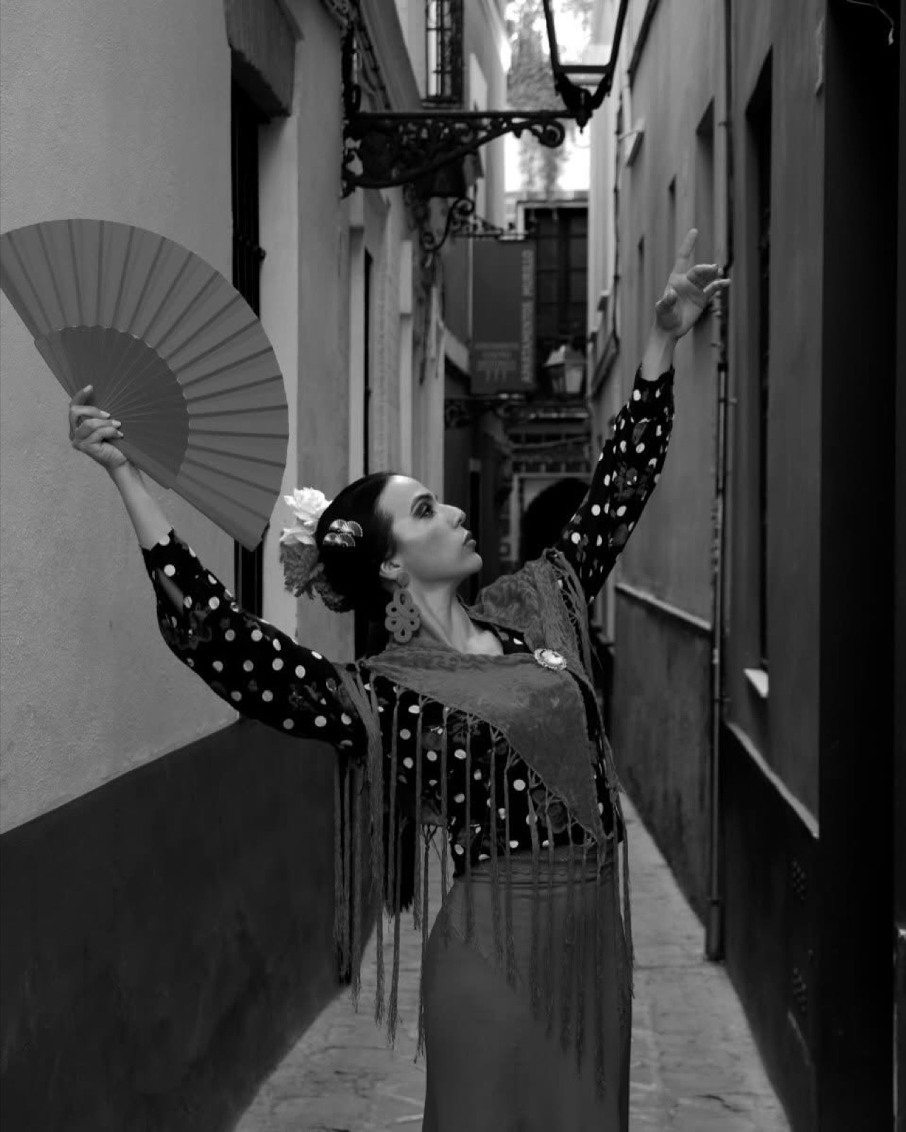 Bailaora con abanico, fotografía en blanco y negro