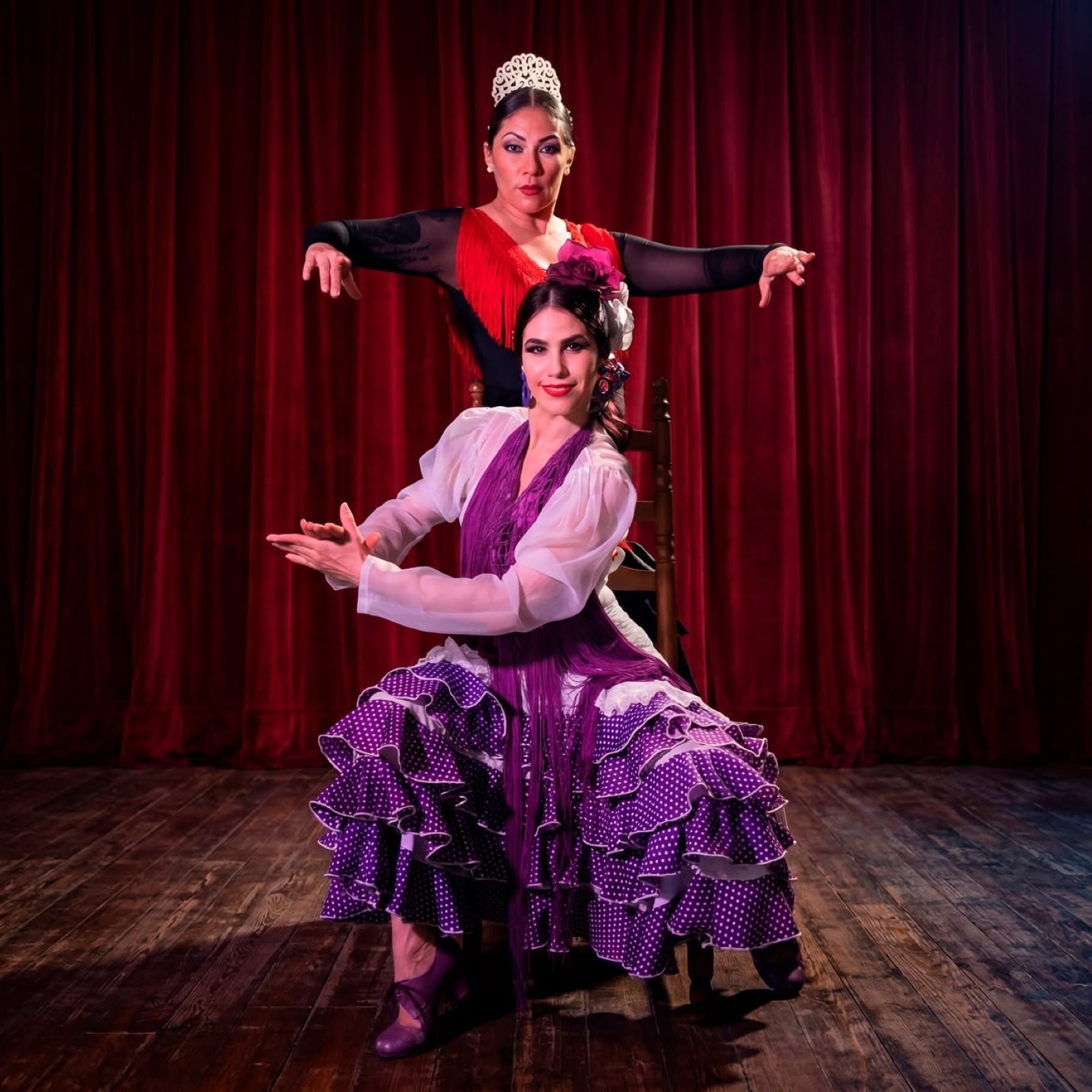 Bailaoras frente al telón rojo del tablao