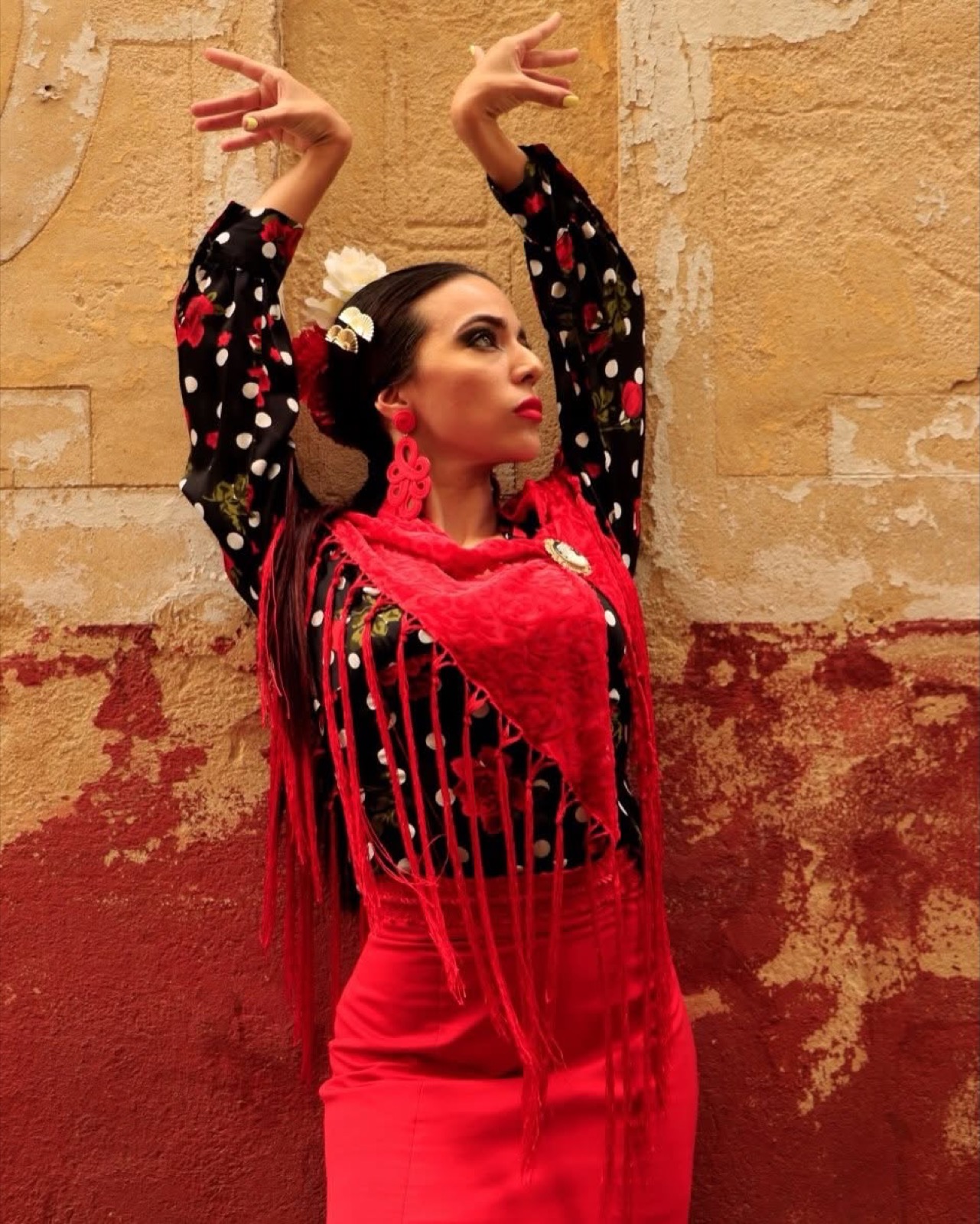 Bailaora con mantón de flecos rojo